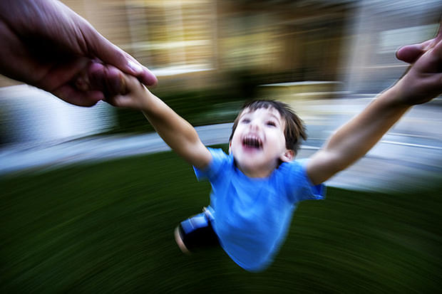 儿童摄影的创意趣味拍摄方式：让相机与孩子一起旋转