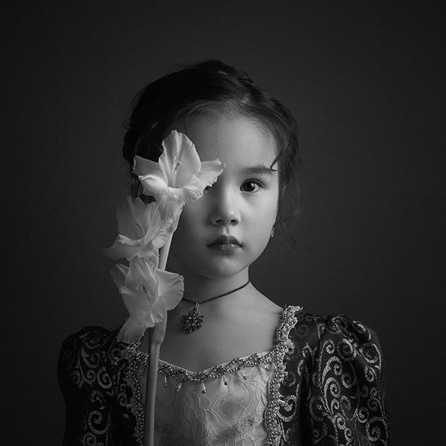 黑白儿童摄影的花式用光技巧