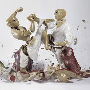 爆裂——武术造型的陶瓷公仔摔裂瞬间的影像