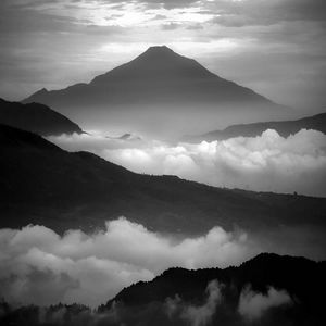 黑白风光摄影作品：印度尼西亚火山