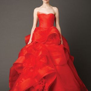 王薇薇Vera Wang的2013年春季婚纱概念 以红色调为主